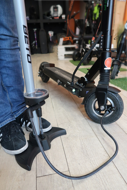 Pompe pour gonfler une trottinette à pied 2